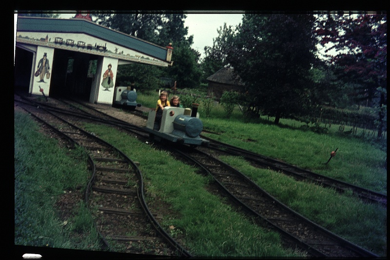 18.Efteling jun 1973 Brigitte,Marion.JPG